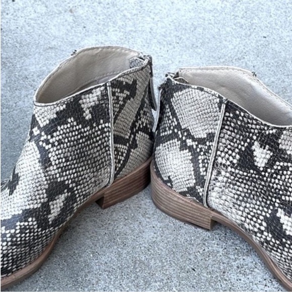 Women’s Dolce Vita Tavin Snakeskin Ankle Boot/Booties.
Size 6.5. Animal print. - Picture 5 of 12